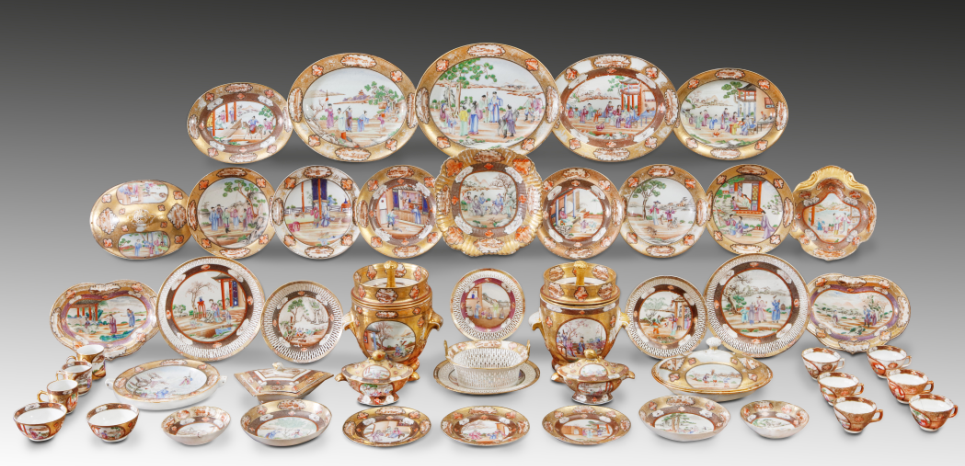 “外銷瓷”是指我國(guó)生產(chǎn)的，專門銷往國(guó)外的瓷器，清代“一口通商”時(shí)期，中國(guó)瓷器遠(yuǎn)銷歐美，對(duì)歐美人民生活影響深遠(yuǎn)。這一時(shí)期輸出的瓷器種類眾多，有粉彩、廣彩、青花、五彩等，器物造型及紋飾圖案既保留了中國(guó)制瓷藝術(shù)的傳統(tǒng)特征，又汲取了歐美的藝術(shù)精華，從而燒制出了大量精美的瓷器。圖為清乾隆廣彩“洛克菲勒”餐具，這是一套洛克菲勒餐具，由盤、碟、碗、杯、冰壺、蓋盅等組成。（來源：廣州十三行博物館）