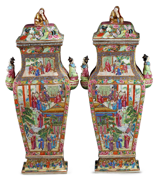 圖為清道光廣彩開光花蝶人物紋雙人耳方口扁瓶（一對(duì)）。（來源：廣州十三行博物館）