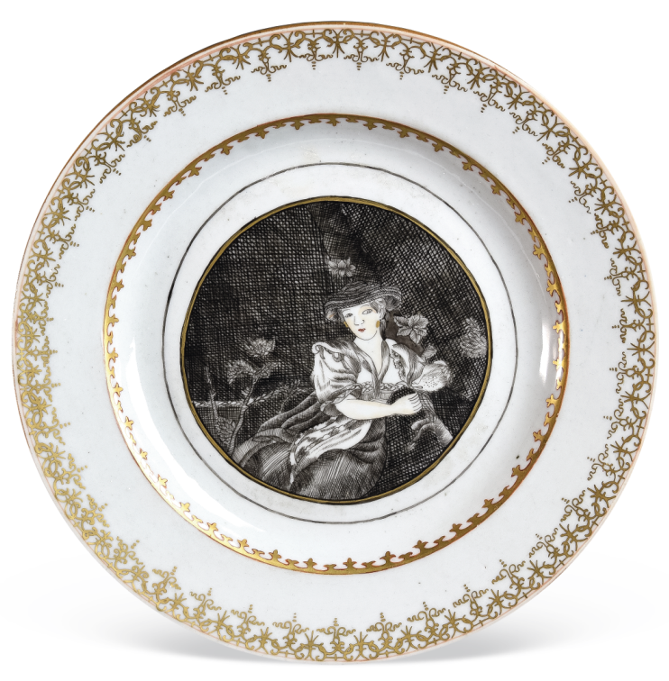 “外銷瓷”是指我國生產(chǎn)的，專門銷往國外的瓷器，清代“一口通商”時(shí)期，中國瓷器遠(yuǎn)銷歐美，對(duì)歐美人民生活影響深遠(yuǎn)。這一時(shí)期輸出的瓷器種類眾多，有粉彩、廣彩、青花、五彩等，器物造型及紋飾圖案既保留了中國制瓷藝術(shù)的傳統(tǒng)特征，又汲取了歐美的藝術(shù)精華，從而燒制出了大量精美的瓷器。圖為清乾隆墨彩描金西方女性圖碟。（來源：廣州十三行博物館）