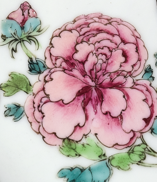 圖為清雍正廣彩“白云山人”碟細(xì)節(jié)圖，盛開的牡丹花。（來源：廣州十三行博物館）