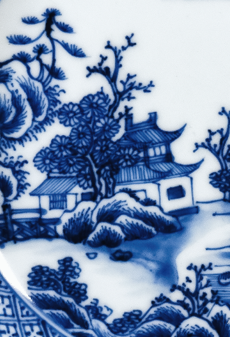 圖為清代青花山水樓閣紋碟細(xì)節(jié)圖，此碟圖案清新，格調(diào)高遠(yuǎn)，給人以恬靜清雅之感。（來(lái)源：廣州十三行博物館）