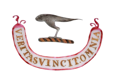 圖為清嘉慶廣彩山水人物紋章碟細(xì)節(jié)圖，頂部繪英國沃特豪斯（Waterhouse）家族紋章。（來源：廣州十三行博物館）