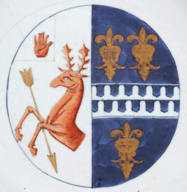 圖為清康熙Decker家族和Watkins家族聯(lián)姻紋章大盤細節(jié)圖，盤心繪英國德克爾（Decker）和沃特金斯（Watkins）家族紋章。（來源：廣州十三行博物館）