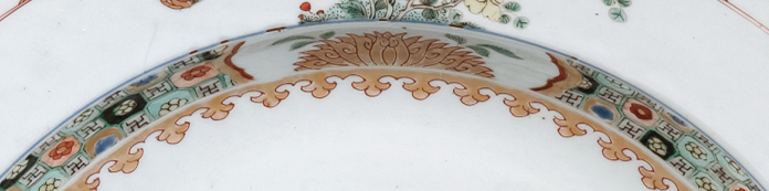 圖為清康熙Decker家族和Watkins家族聯(lián)姻紋章大盤細節(jié)圖，內(nèi)圈金彩飾瓔珞紋。（來源：廣州十三行博物館）