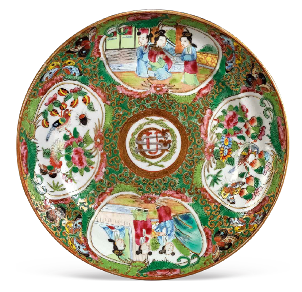 “外銷瓷”是指我國生產(chǎn)的，專門銷往國外的瓷器，清代“一口通商”時期，中國瓷器遠銷歐美，對歐美人民生活影響深遠。這一時期輸出的瓷器種類眾多，有粉彩、廣彩、青花、五彩等，器物造型及紋飾圖案既保留了中國制瓷藝術(shù)的傳統(tǒng)特征，又汲取了歐美的藝術(shù)精華，從而燒制出了大量精美的瓷器。圖為清末廣彩“USG”花鳥人物紋小碟。（來源：廣州十三行博物館）