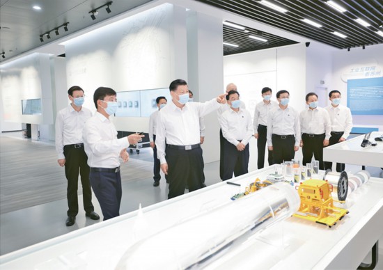 2023年7月5日至7日，中共中央總書記、國家主席、中央軍委主席習(xí)近平在江蘇考察。這是5日下午，習(xí)近平在蘇州工業(yè)園區(qū)考察。 新華社記者 鞠鵬/攝